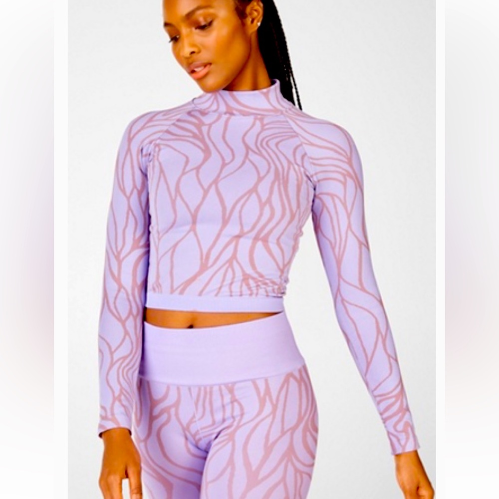 Fabletics Courtney seamless long sleeve top size small- frosted lilac color.